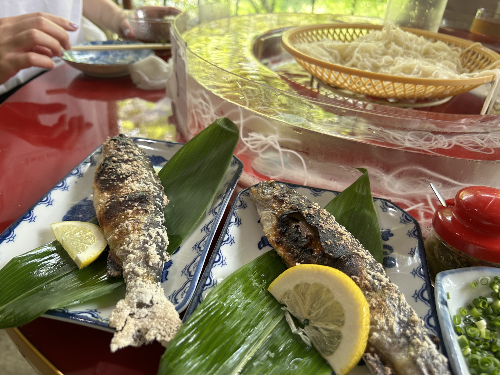 自然の中でそうめん流し