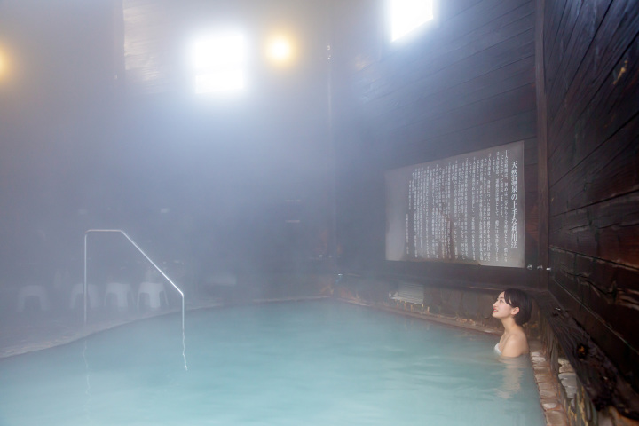 日帰り温泉とグルメを楽しむ！山と海の癒し旅コース