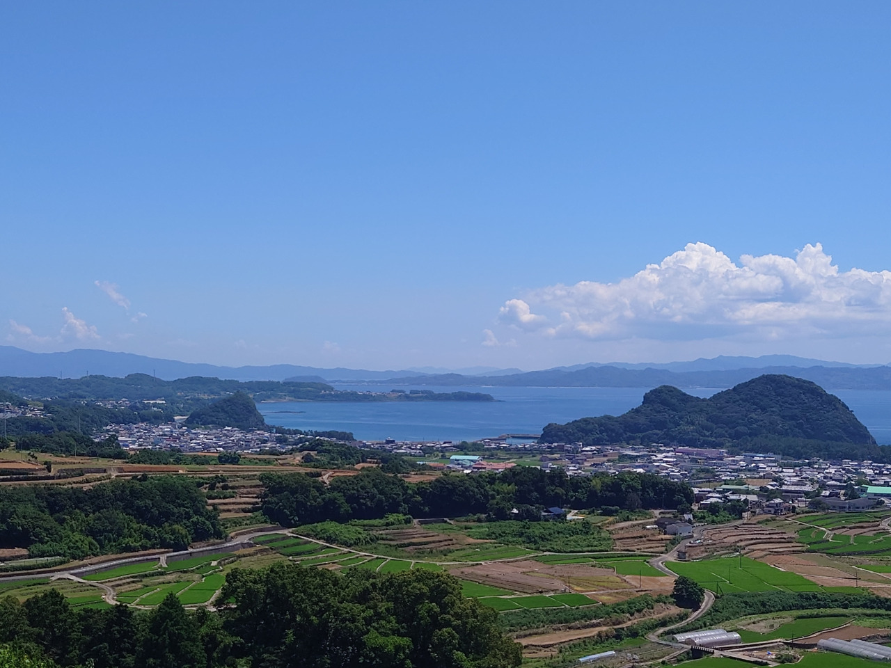 岩戸山(右)、左側には前浜の松林、女島、奥には早崎半島、早崎海峡の先に天草下島・上島