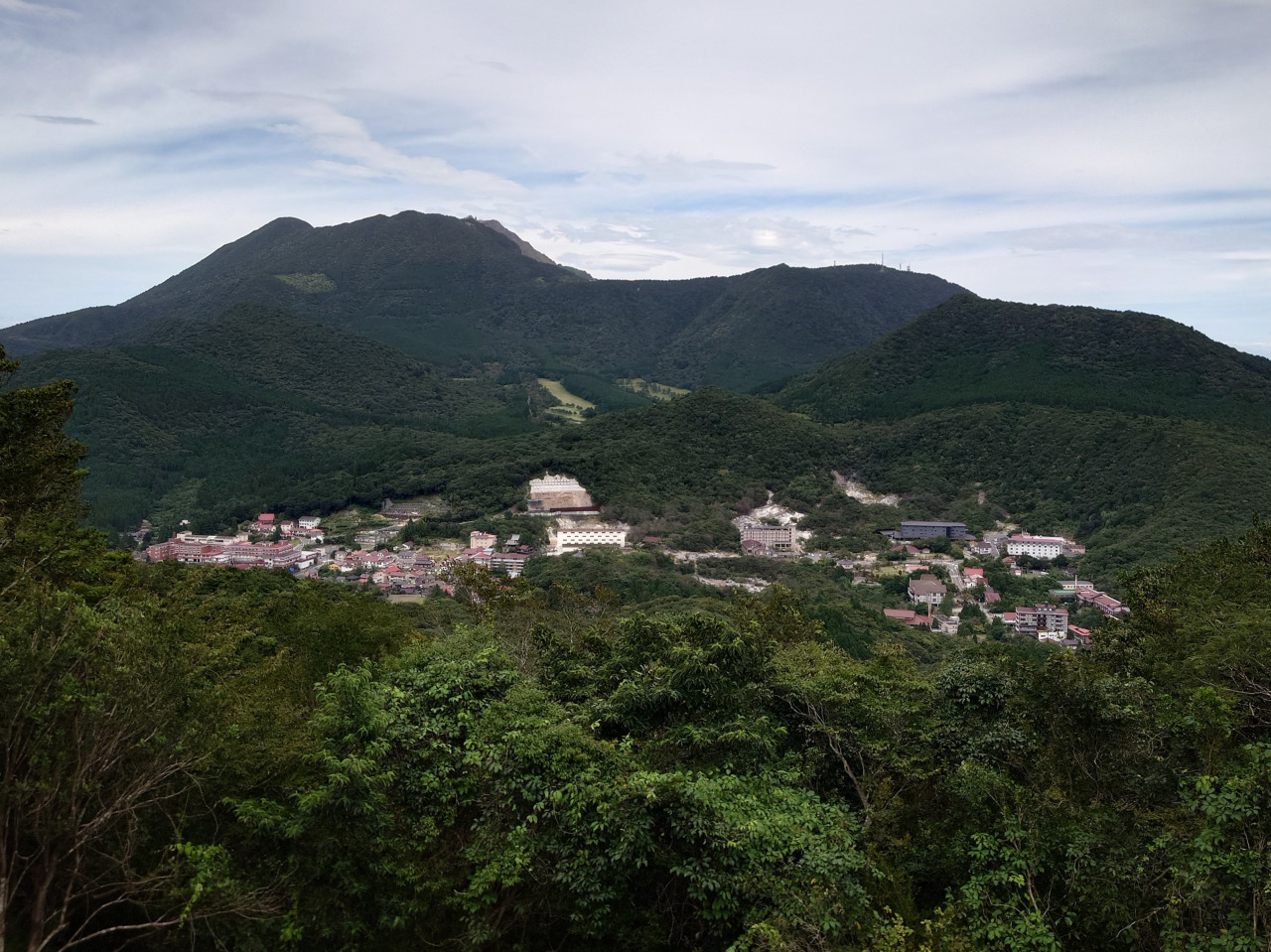 雲仙の山々と雲仙温泉街を一望